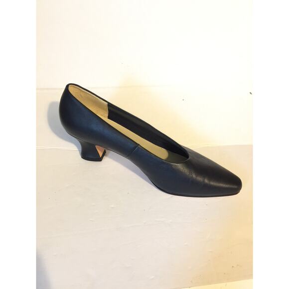 Women's  Leather Mushrooms shoes Black size 8.5 small flaw - Picture 1 of 6